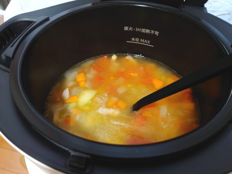 ホットクック内のトマト入り野菜スープ